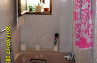 [rg] reformasGUADALAJARA - Cuarto de baño antes de la obra en una vivienda de Madrid.