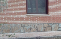 [rg] reformasGUADALAJARA - Revestimiento decorativo de piedra en el zocalo de la pared exterior.